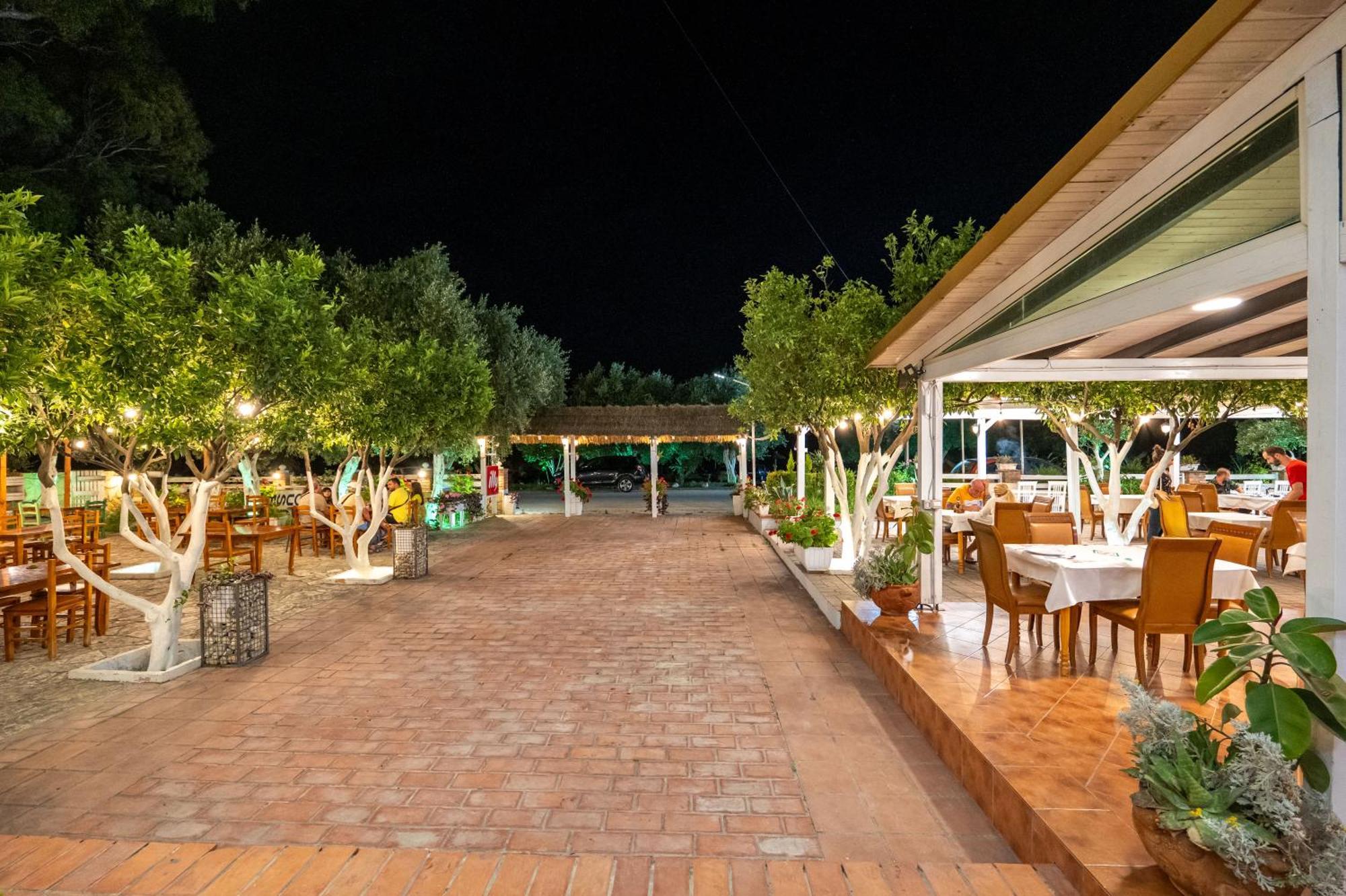 Hotel Nika Radhimë Esterno foto