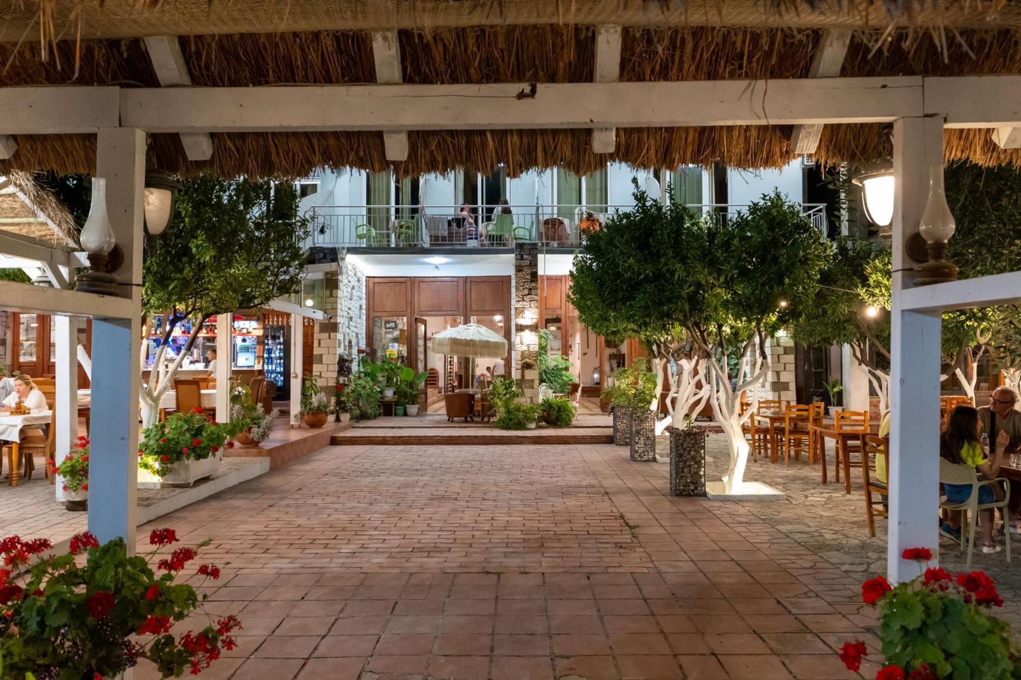 Hotel Nika Radhimë Esterno foto